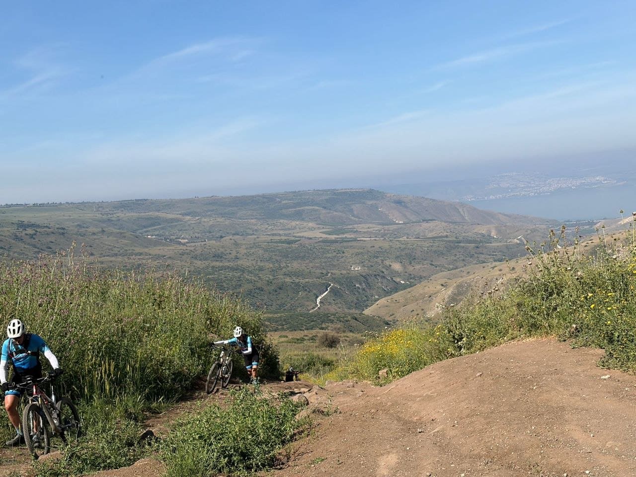 טיפוס מהכנרת, והכנרת מאחור
