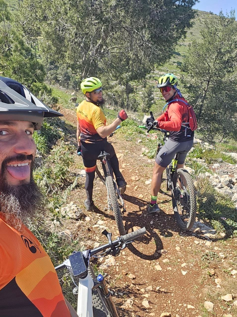 שלושה רוכבים בשביל סלעי בין האורנים